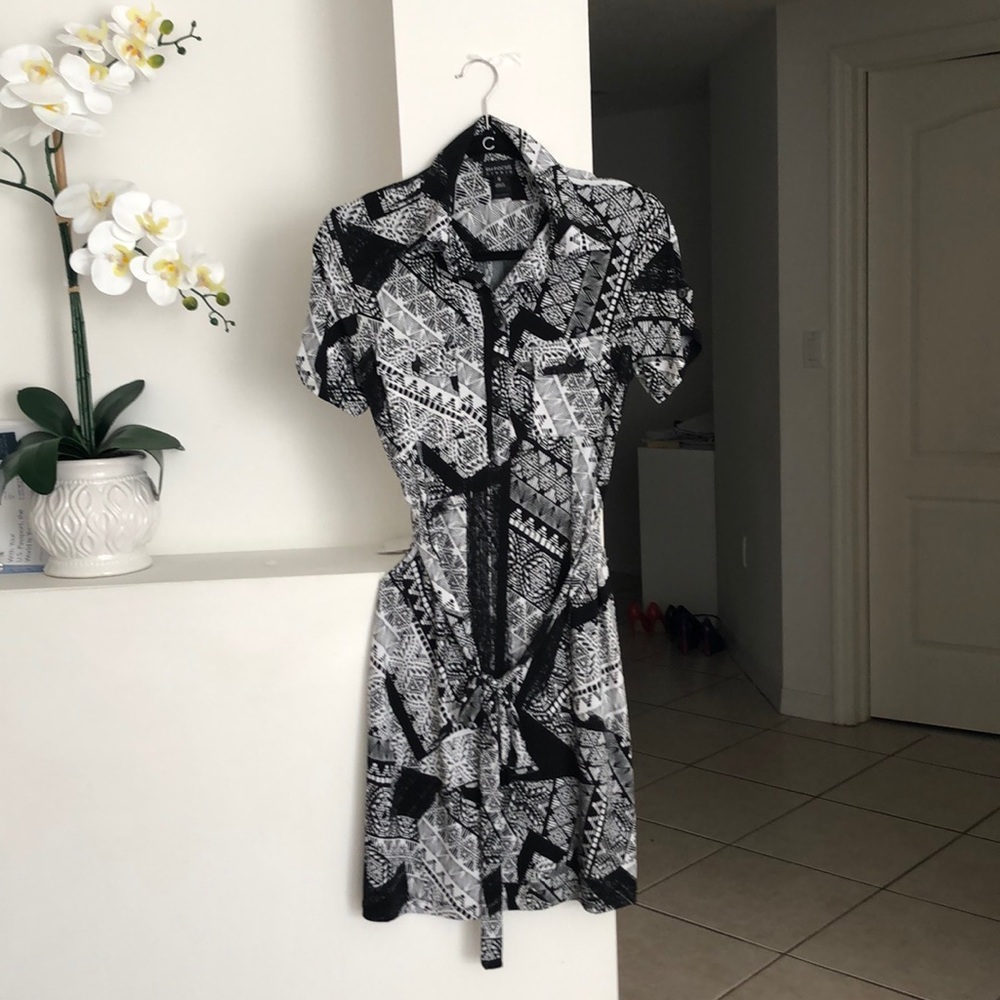 Black & white shirtdress. business casual outfits